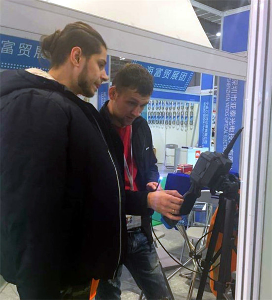 現場觀眾在試用亞泰光電HIE360度高清工業(yè)視頻內窺鏡